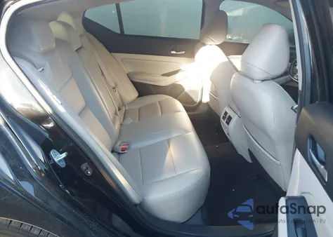 2019 Nissan Altima 2.5 Platinum z USA, uszkodzony, nr VIN 1N4BL4FV6KC105661